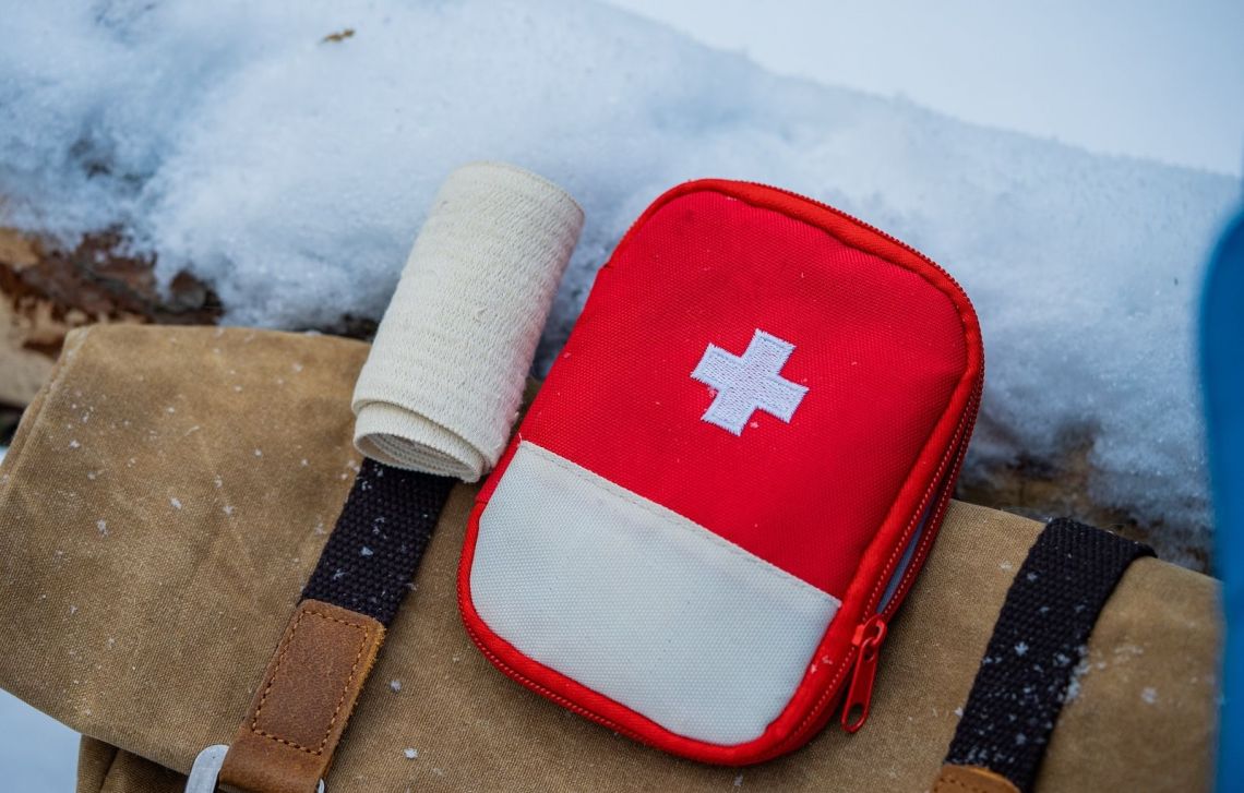 Trousse de secours pour des vacances au ski réussies
