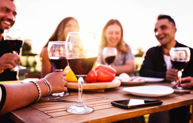 Apéros de l’été : les dangers de l’alcoolisme